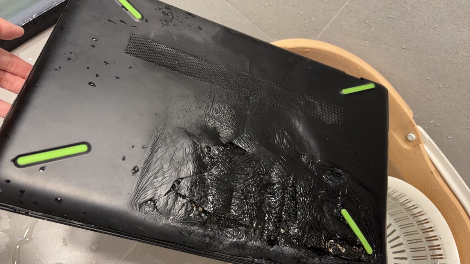 筆電底殼自燃熔化泡水實拍 三重筆電維修